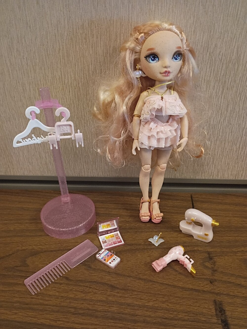 Rainbow High Victoria Whitman Doll Pastel Pink Rose Gold Blonde Freckles...